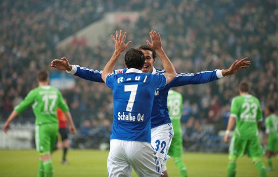 El delantero español del Schalke 04, Raúl González, celebra con su compañero Joel Matip. Foto: EFE