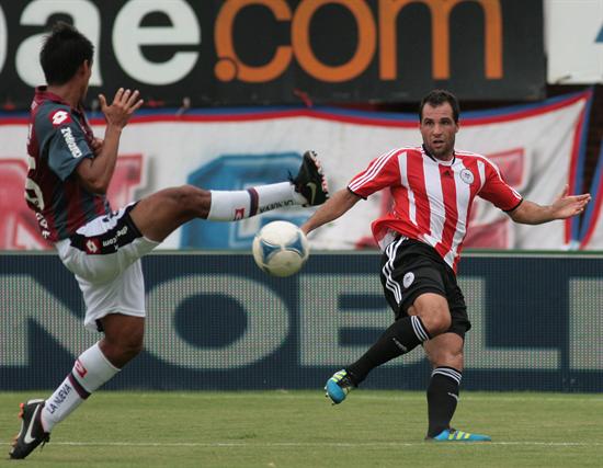 El defensor de San Lorenzo, Pablo A. Alvarado lucha por el balón con el delantero de Estudiantes de la Plata, Mariano N. González. Foto: EFE