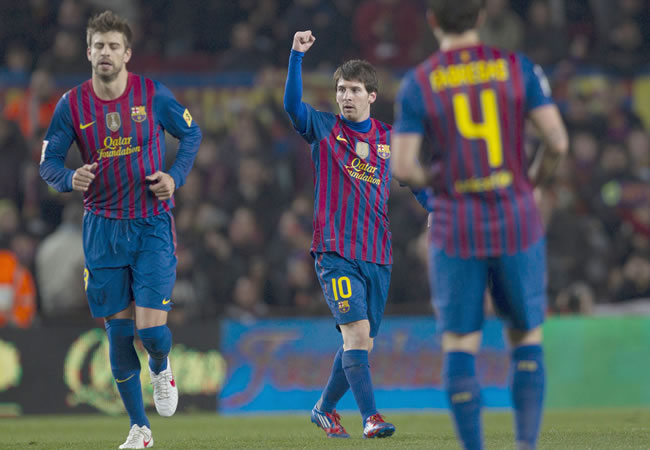 El argentino del FC Barcelona Lionel Messi (c) celebra su primer gol frente al Valencia, junto a sus compañeros. Foto: EFE