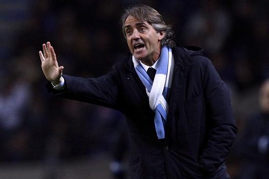 El entrenador del Manchester, Roberto Mancini, da instrucciones a sus jugadores contra el Porto. Foto: EFE