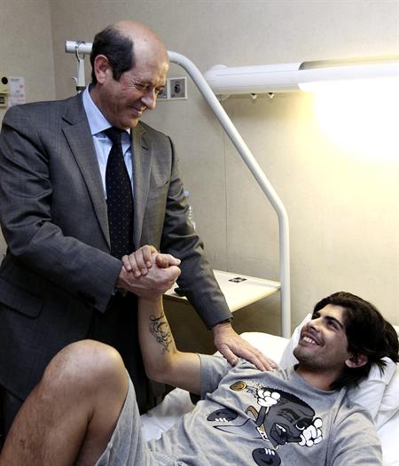 Fotografía cedida por el Valencia CF de su presidente, Manuel Llorente, visitando en el hospital al jugador argentino del club Ever Banega. Foto: EFE