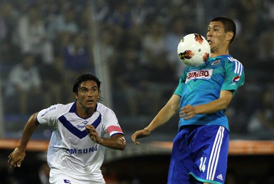 El jugador de Chivas, Jorge Enrique (d), disputa el balón con Fabián Cubero (i) de Vélez. Foto: EFE