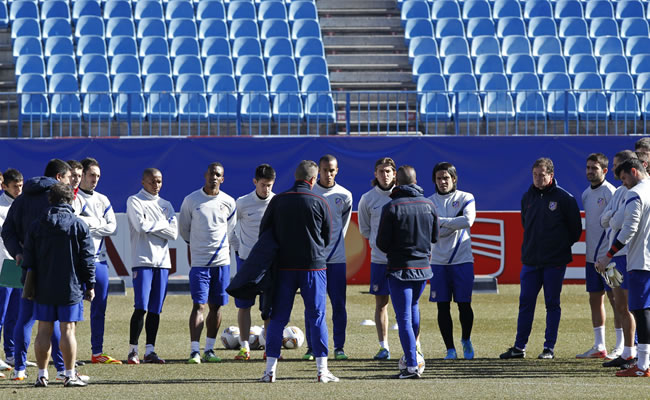 El entrenador del Atlético de Madrid, el argentino Diego Simeone, da instrucciones a sus jugadores al inicio del entrenamiento. Foto: EFE