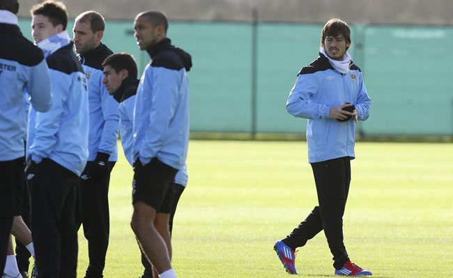 El español David Silva (dch) observa a sus compañeros durante el entrenamiento del Manchester City. Foto: EFE