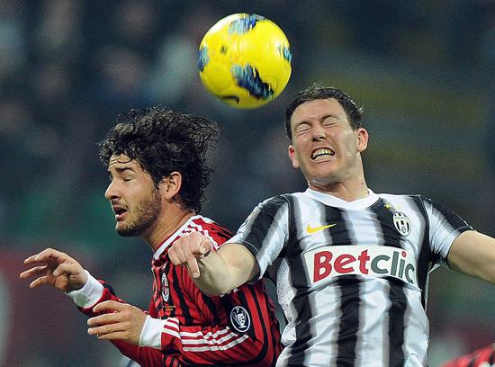 El jugador del Milán Pato (i) disputa el balón con Stephan Lichtsteiner (d) de la Juventus. Foto: EFE