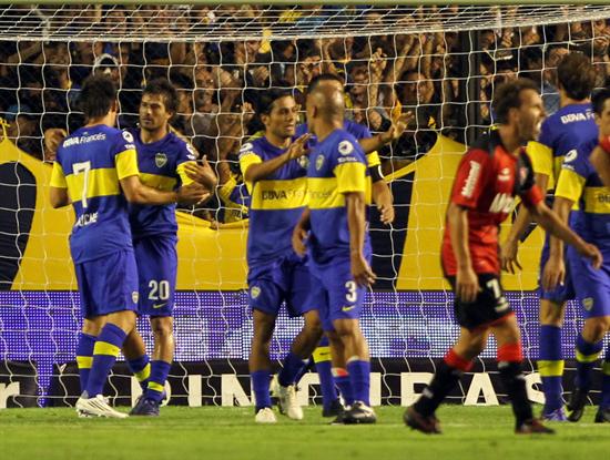 El jugador de Boca Juniors Darío Cvotanich (2-d) festeja su gol ante Newell's. Foto: EFE