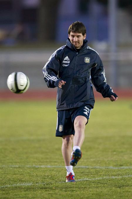 El delantero argentino Lionel Messi, entrena con su selección en Berna, Suiza. Foto: EFE