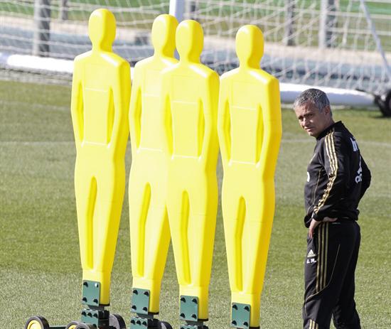 El DT portugués José Mourinho, durante el entrenamiento que ha realizado el Real Madrid. Foto: EFE