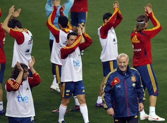 El seleccionador, Vicente del Bosque (d), junto a sus jugadores, tras finalizar el entrenamiento que la selección española. Foto: EFE