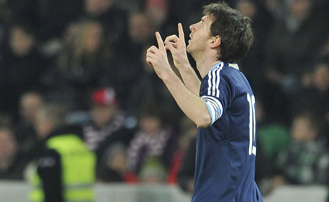 Leo Messi celebra con la Albiceleste frente Suiza. Foto: EFE