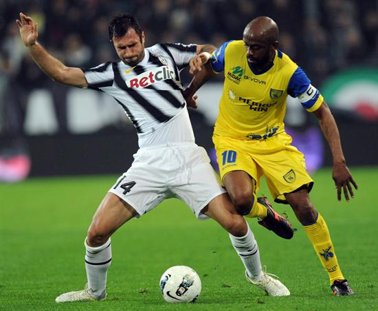 El jugador del Juventus Mirko Vucinic (i) disputa el balón con el brasileño Luciano (d) del Chievo. Foto: EFE
