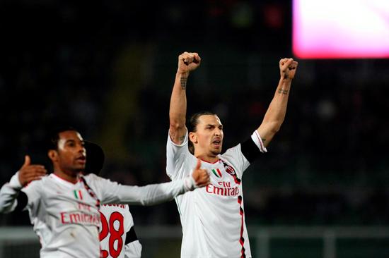 El delantero sueco del AC Milan, Zlatan Ibrahimovic (d), celebra el gol que ha marcado ante el Palermo. Foto: EFE