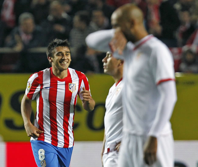 El centrocampista argentino del Atlético de Madrid, Eduardo Salvio (i), celebra su gol ante Sevilla. Foto: EFE