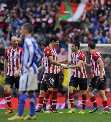 Los jugadores del Athletic de Bilbao celebran el segundo gol de su equipo, marcado por Néstor Susaeta, ante la Real Sociedad. Foto: EFE