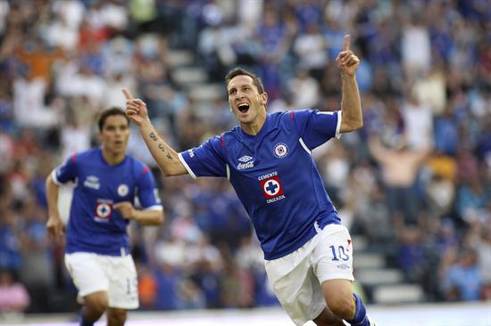 El delantero de Cruz Azul Christian Giménez festeja una anotación ante Monterrey. Foto: EFE