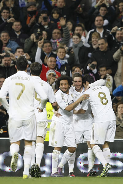 El delantero argentino del Real Madrid Gonzalo Higuaín (2d) celebra su gol, tercero de su equipo, junto a sus compañeros. Foto: EFE