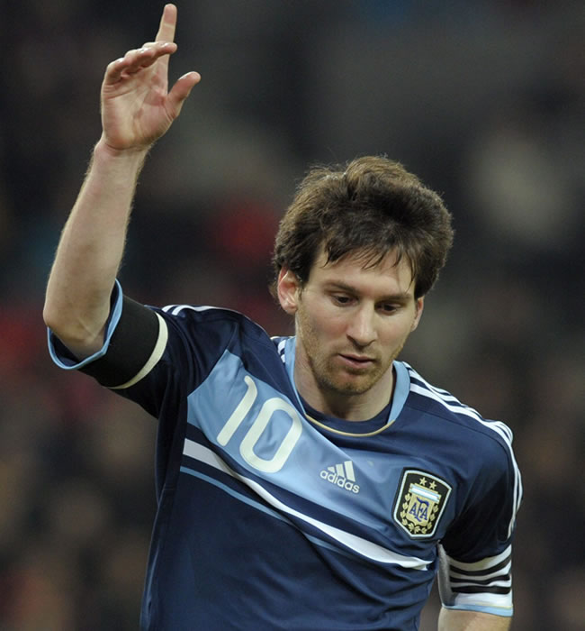 Leo Messi festeja su 1ra tripleta con Argentina. Foto: EFE
