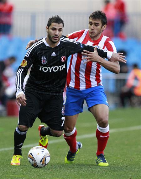 El jugador del Atlético de Madrid Eduardo Salvio (d) intenta robar el balón al centrocampista portugués del Besiktas Ricardo Quaresma. Foto: EFE