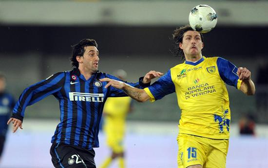 El jugador argentino del Inter Milán Diego Milito (i) disputa el balón con Francesco Acerbi (d) del AC Chievo. Foto: EFE