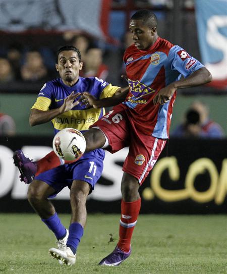 El jugador de Arsenal Carlos Carbonero (d) disputa el balón con Walter Erviti (i), de Boca. Foto: EFE
