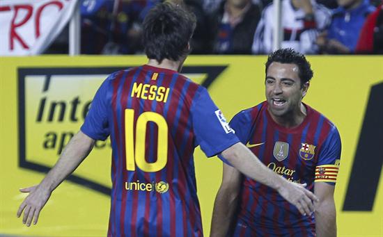 El centrocampista del FC Barcelona Xavi Hernández (d) celebra su gol, el primero de su equipo, junto a su compañero argentino Leo Messi. Foto: EFE