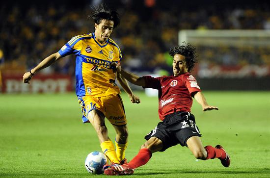 Lucas lobos (i) de Tigres disputa el balón con Fernando Arce (d) de Tijuana. Foto: EFE