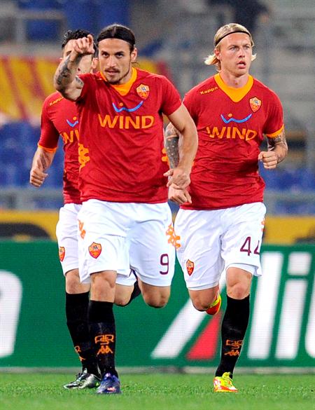 El jugador del AS Roma Daniel Pablo Osvaldo (i) celebra el gol marcado al Génova. Foto: EFE