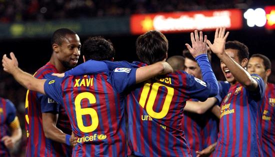 El delantero argentino del FC Barcelona, Lionel Messi (c), celebra con sus compañeros. Foto: EFE
