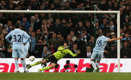 El jugador del Manchester City Sergio Agüero (d) anota un gol de tiro penal al portero de Chelsea Petr Cech (c). Foto: EFE