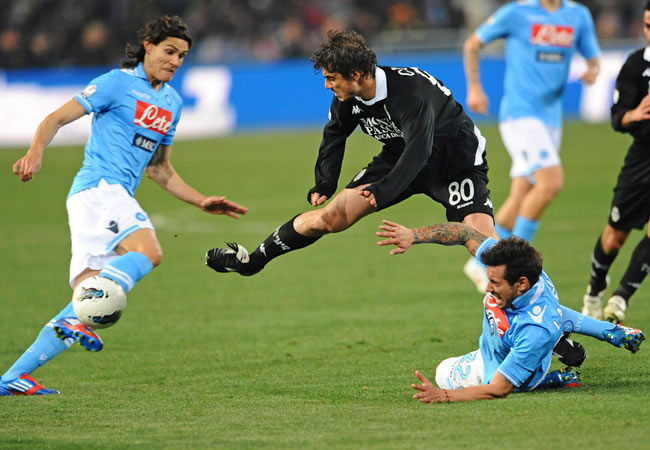Los jugadores del Nápoles, el argentino Ezequiel Lavezzi (d) y el uruguayo Edinson Cavani (i) disputan el balón con Matteo Contini (C) del AC Siena. Foto: EFE