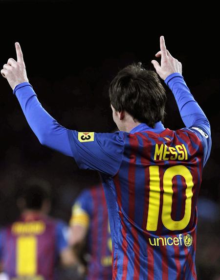 Leo Messi es felicitado por sus compañeros, tras la goleada. Foto: EFE