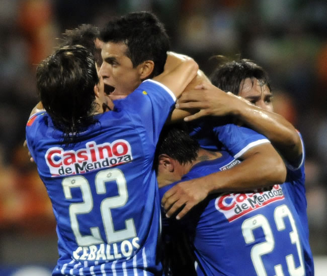 Los jugadores de Godoy Cruz celebran un gol ante Atlético Nacional. Foto: EFE
