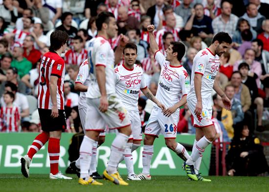 Los jugadores del Sporting de Gijón celebran el gol del empate ante el Athletic de Bilbao. Foto: EFE
