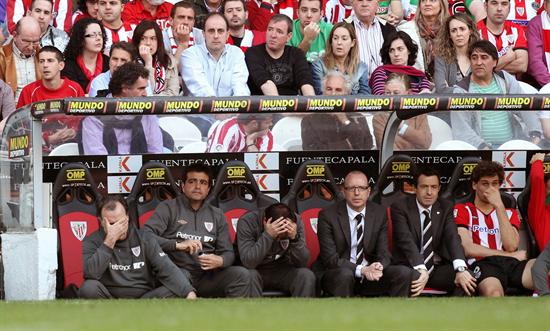 El banco del Athletic de Bilbao muestra su desolación tras el empate del Sporting de Gijón. Foto: EFE