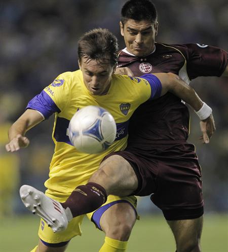 El jugador Pablo Mouche (i) de Boca Juniors disputa un balón con Paolo Goltz (d) de Lanús. Foto: EFE
