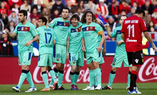 El delantero argentino del FC Barcelona Lionel Messi (4i) celebra su primer gol junto a sus compañeros. Foto: EFE