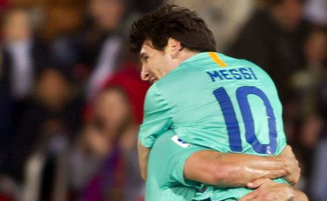 El argentino del FC Barcelona Lionel Messi se abraza con su compañero Carles Puyol tras el segundo gol de su equipo ante el RCD Mallorca. Foto: EFE