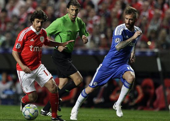 El centrocampista argentino Pablo Aimar (i) del Benfica disputa un balón con Raúl Meireles (d) del FC Chelsea. Foto: EFE