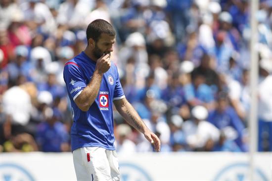 El jugador Emanuel Villa de Cruz Azul sale del campo después de ser expulsado ante Puebla. Foto: EFE
