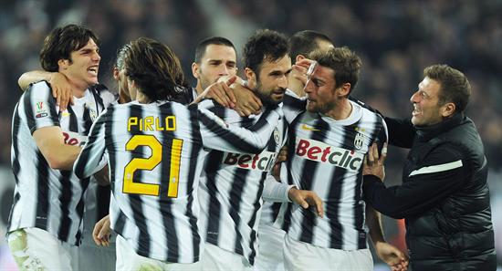 El jugador del Juventus Mirko Vucinic (c) celebra un gol con sus compañeros ante el Milán. Foto: EFE