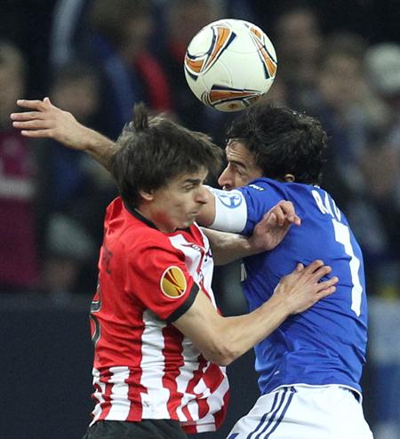 Raúl Gonzalez Blanco (d), jugador del Schalke, salta por el balón con Ander Iturraspe, del Athletic. Foto: EFE