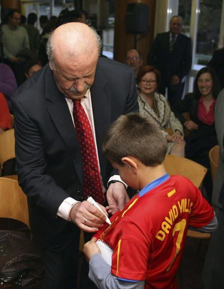 El seleccionador de España, Vicente del Bosque fue nombrado Voluntario de Honor de la Fundación Tutela de Alicante. Foto: EFE