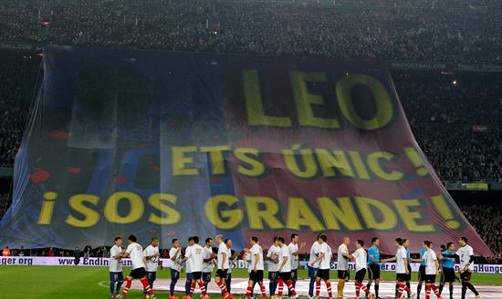 Aficionados del FC Barcelona, han desplegado un cartel homenajeando al delantero argentino del blaugrana, Leo Messi. Foto: EFE
