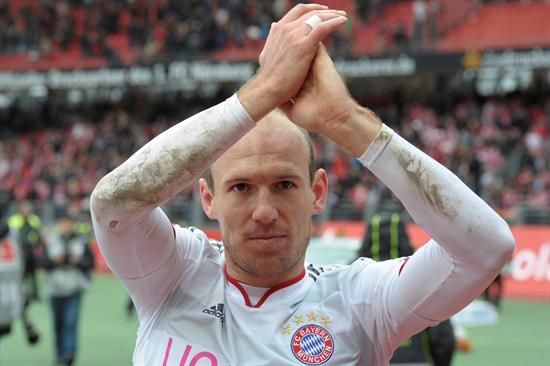 El jugador del Munich, Arjen Robben, celebra su victoria ante el Nuremberg. Foto: EFE