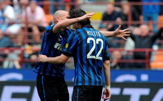 El delantero argentino del Inter de Milan Diego Milito (dcha) celebra un gol junto a su compañero el también argentino Esteban Cambiasso. Foto: EFE
