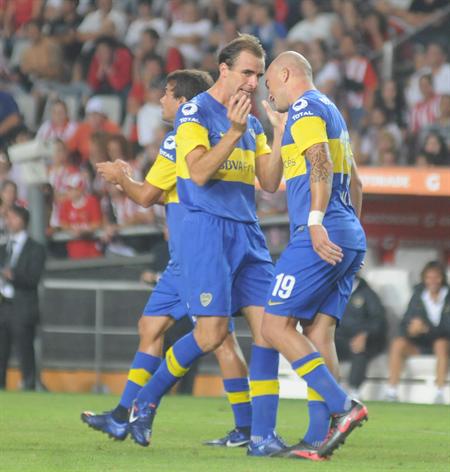 El uruguayo de Boca Juniors Santiago Silva (d) festeja su gol ante Estudiantes. Foto: EFE