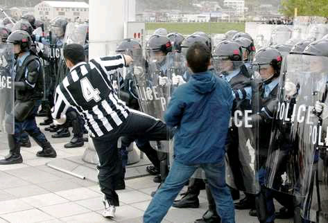 Aficionados violentos en el futbol alemán. Foto: EFE