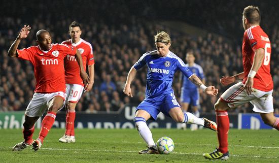 Fernando Torres del Chelsea (c) en acción ante el Benfica. Foto: EFE