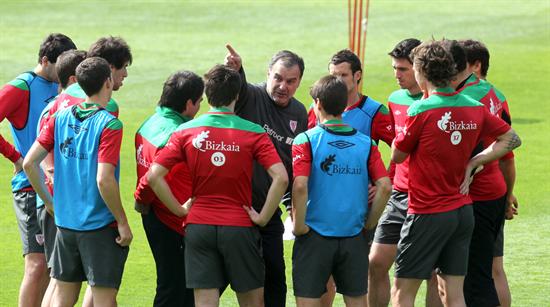 El DT del Athletic de Bilbao, el argentino Marcelo Bielsa (c), da instrucciones a sus jugadores durante el entrenamiento. Foto: EFE