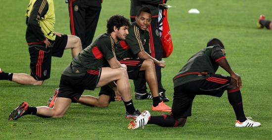 Los jugadores brasileños del AC Milan Alexandre Pato (i) y Robson de Souza "Robinho" (c), durante el entrenamiento. Foto: EFE